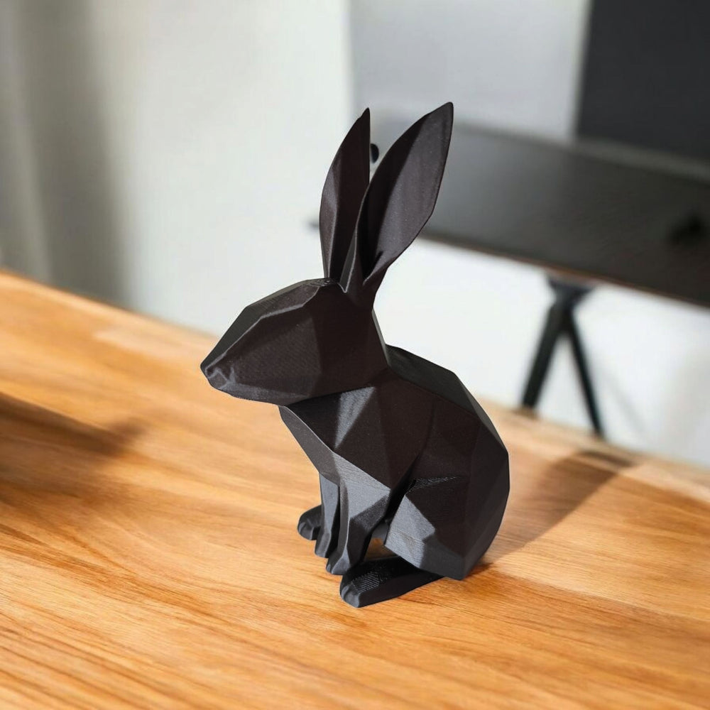 's Stuben-Haserl sitzende Hasenfigur aus PLA, weitere Ansicht