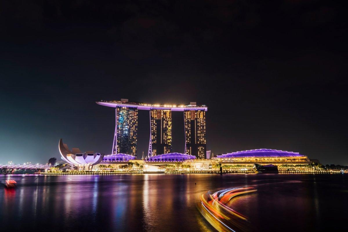 „Marina Bay Glow“ – Singapurs Wahrzeichen bei Nacht - Print Home