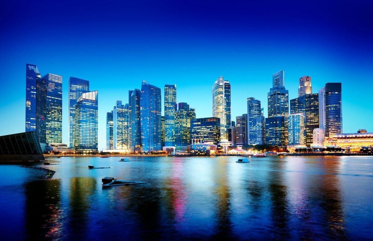 „Midnight Blue Skyline“ – Beleuchtete Metropole bei Nacht - Print Home