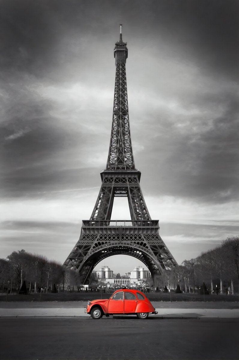 „Paris Mon Amour“ – Eiffelturm-Panorama mit rotem Oldtimer - Print Home