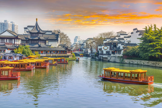 „Golden River“ – Traditionelle chinesische Wasserstadt im Sonnenuntergang Print Home  Print Home