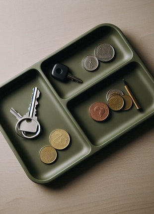 „Daily Tray“ – Organiser - Tablett mit Fächern - Print Home„Daily Tray“ – Organiser - Tablett mit Fächern98668428Print Home3d - gedrucktOlivgrünes Daily Tray Organizer - Tablett von Print Home mit vier Fächern für Schlüssel, Münzen und Schmuck auf einem Holztisch.ablageschaleTR034