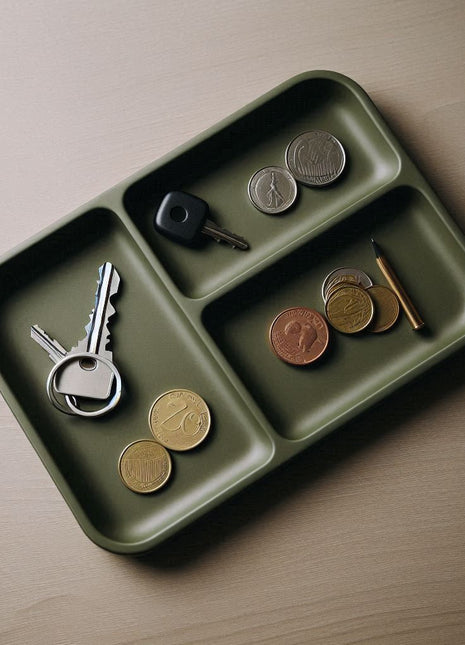 „Daily Tray“ – Organiser - Tablett mit Fächern - Print Home„Daily Tray“ – Organiser - Tablett mit Fächern98668428Print Home3d - gedrucktOlivgrünes Daily Tray Organizer - Tablett von Print Home mit vier Fächern für Schlüssel, Münzen und Schmuck auf einem Holztisch.ablageschaleTR034