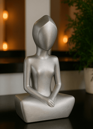 Anmutige Eleganz: Die feminine Frauenskulptur - Print HomeAnmutige Eleganz: Die feminine Frauenskulptur8867678Print HomeModerne Meditationsskulptur in schimmerndem Silber (Grau) im Lotussitz, als elegante Tischdekoration.