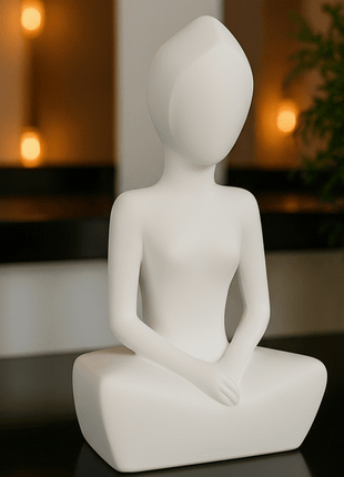 Anmutige Eleganz: Die feminine Frauenskulptur - Print HomeAnmutige Eleganz: Die feminine FrauenskulpturPrint HomeMinimalistische Meditationsskulptur in reinem Mattweiß im Lotussitz, als moderne Deko - Figur für Ruhe und Entspannung.