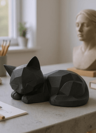 LUMI – Schlafende Low Poly Katze - Print HomeLUMI – Schlafende Low Poly KatzePrint HomeKatzeLUMI schlafende Low Poly Katze aus schwarzem PLA+, moderne geometrische Dekofigur für stilvolles ZuhauseTierSculpture 28