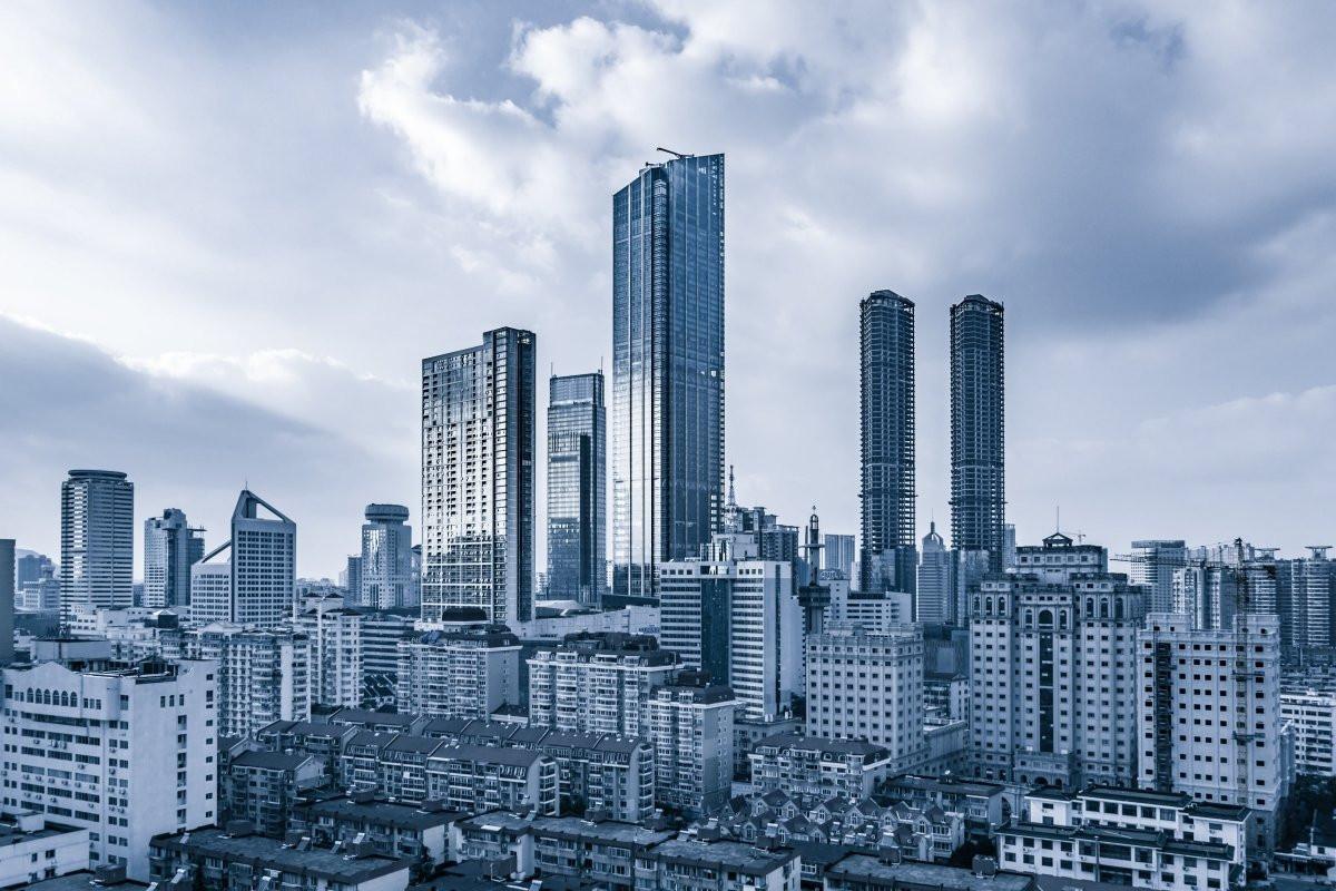 „Blue Metropolis“ – Monochromes Skyline-Wandbild - Print Home