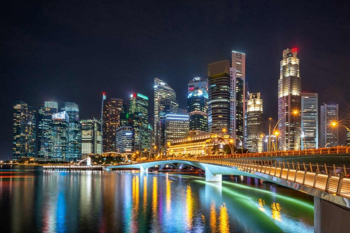 „Bridge to the City“ – Singapur Skyline bei Nacht mit Brücke - Print Home