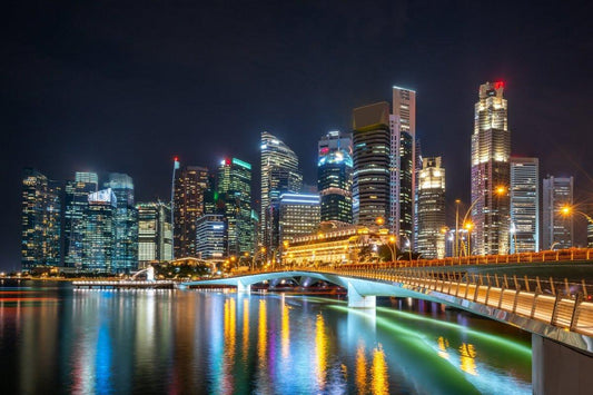 „Bridge to the City“ – Singapur Skyline bei Nacht mit Brücke - Print Home