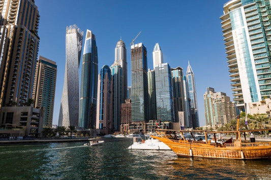 „Dubai Marina Vibes“ – Skyline mit traditionellem Holzboot - Print Home