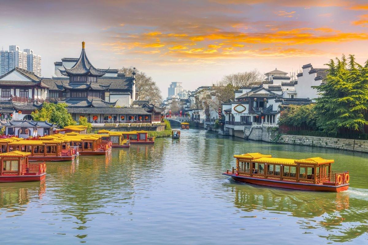 „Golden River“ – Traditionelle chinesische Wasserstadt im Sonnenuntergang - Print Home