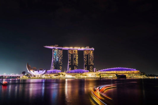 „Marina Bay Glow“ – Singapurs Wahrzeichen bei Nacht - Print Home