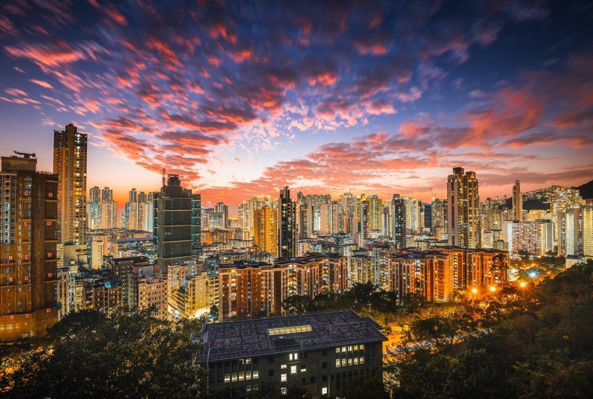 „Skyline on Fire“ – Atemberaubendes Stadt-Panorama bei Sonnenuntergang - Print Home