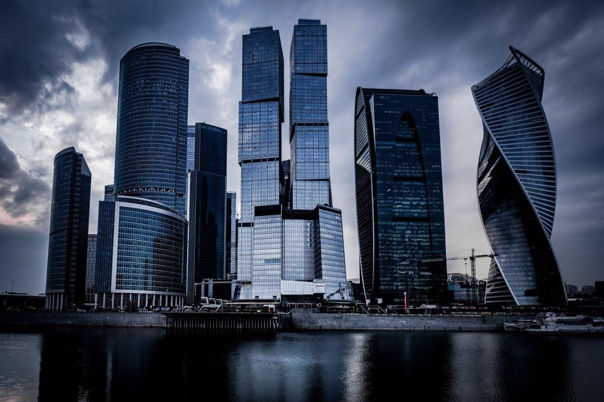 „Steel Giants“ – Futuristische Skyline mit Twisted Tower - Print Home