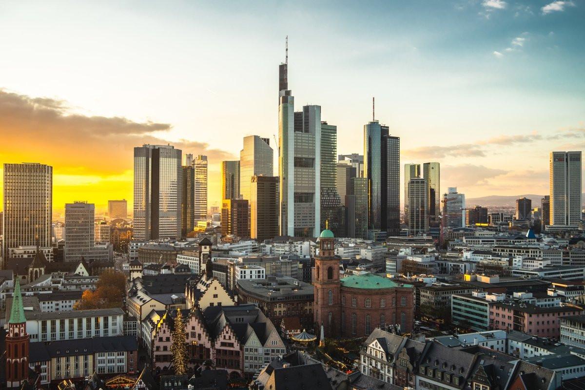 „Tradition trifft Zukunft“ – Frankfurt am Main Wandbild - Print Home