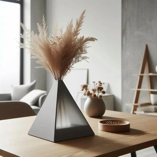 Vase „Aurex“ – Skulpturale Pyramidenvase mit lichtdurchlässigem Kern - Print Home