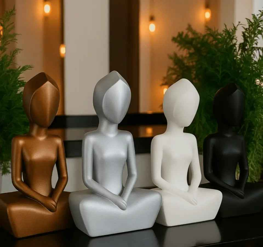 Anmutige Eleganz: Die feminine Frauenskulptur - Print HomeAnmutige Eleganz: Die feminine Frauenskulptur8867679Print HomeVier moderne Meditationsfiguren in den Farben Kupfer, Silber, Weiß und Schwarz als Set auf einer dunklen Oberfläche vor Pflanzen und warmen Lichtern.